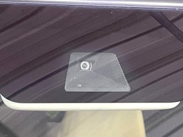 【ホンダセンシング】走行中に前方の車両等を認識し、衝突しそうな時は警報とブレーキで衝突回避と被害軽減をアシスト。より安全にドライブをお楽しみいただけます。