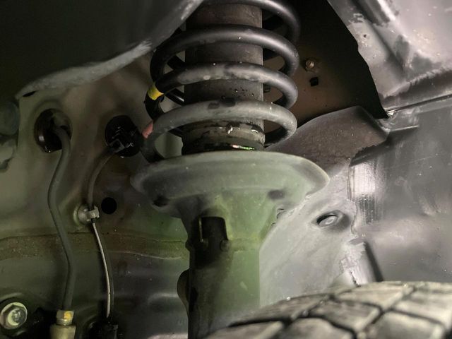 お車を安心してお乗りいただく為には、足回りの定期点検が欠かせません。サービスサポート（有償保証）では無料点検もご提供しており、安心のカーライフをお過ごしいただけるサポート体制が整っています。