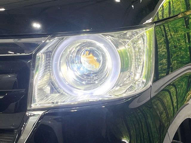 【LEDヘッドライト】悪天候や夜間走行時も良好な視界を確保し安心して運転できる高輝度LEDヘッドライトを装備！点灯速度が早く、消費電力も抑えられています。