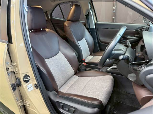 【ハーフレザーシート】を装備しており、車内の高級感がアップしております☆