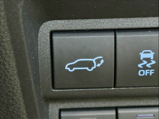 【パワーバックドア】荷物を持ちながらでも簡単にリアゲートを開閉できる高級装備の1つです。