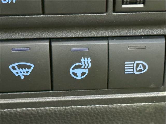 【ステアリングヒーター】寒い冬の日にステアリングも温めてくれる便利機能です☆