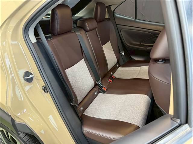 セカンドシートはリクライニング可能でくつろぎの空間。大人二人が乗っても十分なスペースが確保されております。