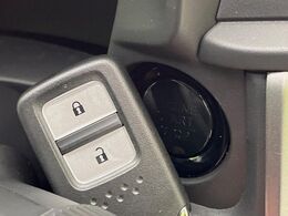 【Hondaスマートキー】カバンやポケットに入れたままでもドアの施錠・解錠が可能なスマートキーを装備。エンジンのオン・オフ時もカギを取り出す必要が無いからとっても便利です♪