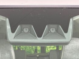 【スマートアシスト】走行中に前方の車両等を認識し、衝突しそうな時は警報とブレーキで衝突回避と被害軽減をアシスト。より安全にドライブをお楽しみいただけます。