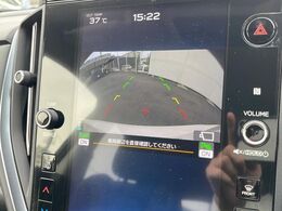 【バックカメラ】駐車時に後方がリアルタイム映像で確認できます。大型商業施設や立体駐車場での駐車時や、夜間のバック時に大活躍！運転スキルに関わらず、今や必須となった装備のひとつです！