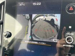 【フロント＆サイドカメラ】ドライバーから見にくい死角部分を映像で確認できる前方と左側面にカメラを装着。見通しがきかない場所や住宅密集地などを運転することが多い人におすすめの安心装備です。
