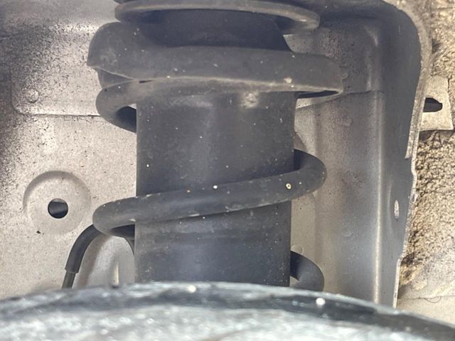 お車を安心してお乗りいただく為には、足回りの定期点検が欠かせません。サービスサポート（有償保証）では無料点検もご提供しており、安心のカーライフをお過ごしいただけるサポート体制が整っています。