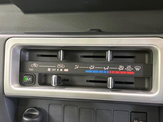 寒い冬も暑い夏も全席に快適な空調を届けてくれる、ダイヤル式エアコンを装備♪