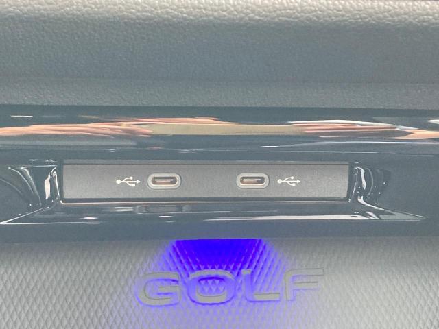 運転席中心部にタイプCのUSBソケットを2つ装備。スマートフォンの充電やApp Connectの通信が手軽に行えます。さらにワイヤレスチャージング機能も備えています。