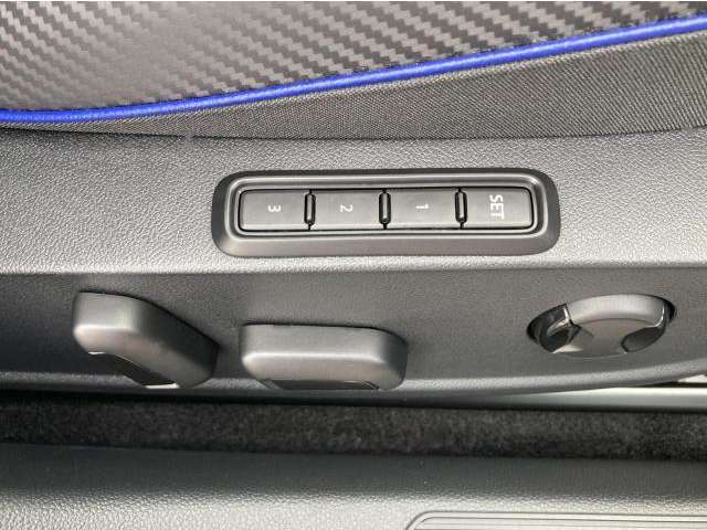 運転席シートには電動アジャストタイプ。メモリープリセット機能付きなのでご家族で運転交代される際も、ポジション調整の手間がかかりません。