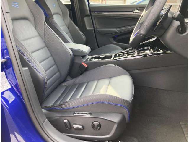 高級ナパレザー素材を採用した「R」専用トップスポーツシートを採用。フロント両席にはシートヒーターを装備、寒い日には大変嬉しいアイテムです。