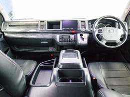 運転席周りは艶のある黒木目のインテリアパネル3点を装備してます！