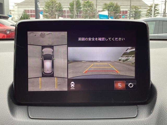 360度ビューモニター付きです。狭い場所での駐車、狭い道でのすれ違い、T字路への進入時などで確認したいエリアの状況が直感的に把握しやすく、より的確な運転操作に役立ちます。