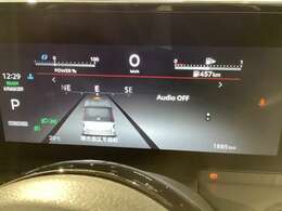 視認性の良いデジタルスピードメーターと色々な情報提供をしてくれるディスプレイも装備しているので安心して運転できます。