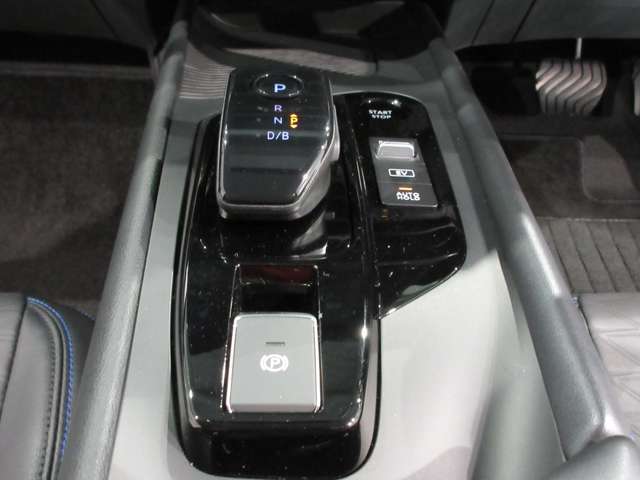 未来の運転感覚・手首を動かすだけの簡単　電制シフトです。