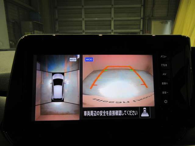 上から丸見え！アラウンドビューカメラです。お車の周りを写します。もちろん後退時には右画面に大きく表示します。