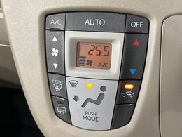 【オートエアコン】一度お好みの温度に設定すれば、車内の温度を検知し風量や温度を自動で調整。暑い…寒い…と何度もスイッチ操作をする必要はありません。快適な車内空間には必須の機能ですね♪