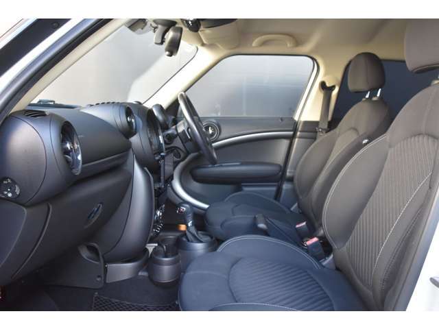 助手席：写真の内容に関してご不明点、ご質問等がございましたらお気軽に【 073-435-5300 】までお問い合わせください。