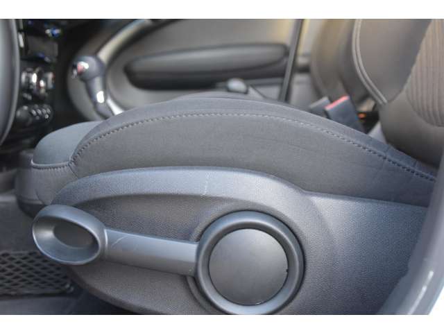 運転席：写真の内容に関してご不明点、ご質問等がございましたらお気軽に【 073-435-5300 】までお問い合わせください。