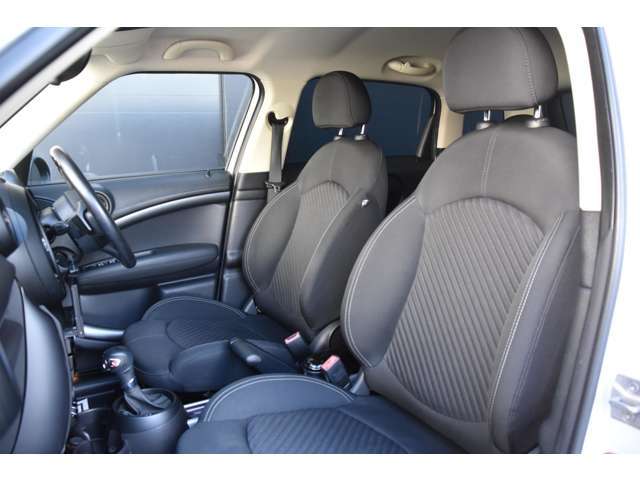 助手席：写真の内容に関してご不明点、ご質問等がございましたらお気軽に【 073-435-5300 】までお問い合わせください。