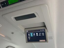 【フリップダウンモニター】大画面モニターで後席でもエンタメをお楽しみいただけます。小さなお子様にも大人気の装備です♪