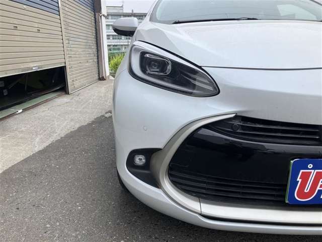 悪天候時にヘッドランプの明かりを補助するフロントフォグランプ付