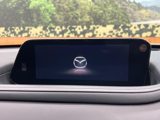 【10.25インチマツダコネクト】車内の雰囲気にマッチした大型ディスプレイ。スマホ接続でのナビ使用やBluetooth再生等、様々な機能が楽しめます。直感的なダイヤル操作が可能で、使い勝手も良好です。