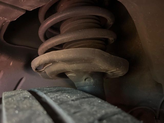 お車を安心してお乗りいただく為には、足回りの定期点検が欠かせません。サービスサポート（有償保証）では無料点検もご提供しており、安心のカーライフをお過ごしいただけるサポート体制が整っています。