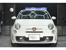 内装：シートのへたりや破れなどなく、使用感を感じない綺麗な内装です、フロアマットの足跡なども目立ったものはありません。