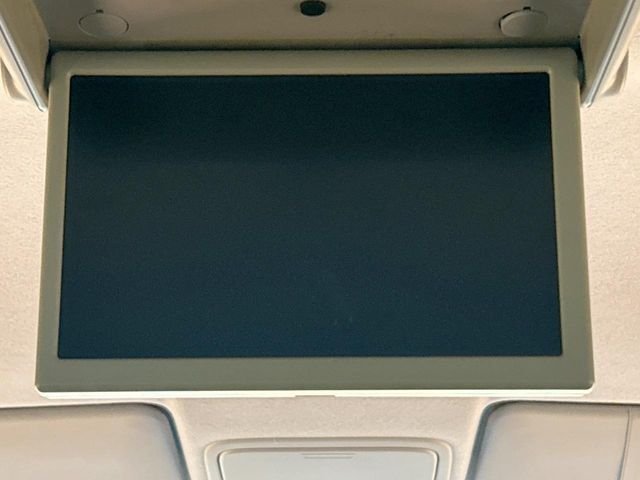 【フリップダウンモニター】大画面モニターで後席でもエンタメをお楽しみいただけます。小さなお子様にも大人気の装備です♪