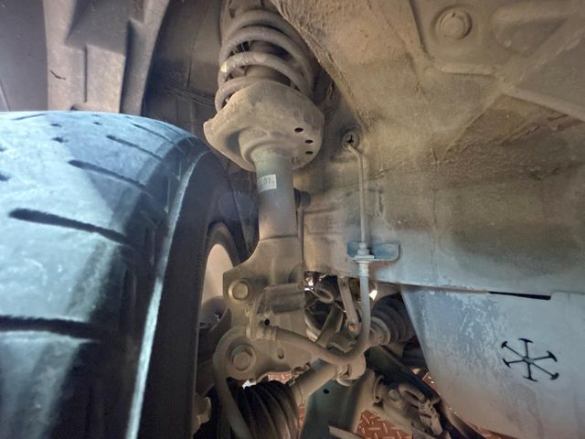お車を安心してお乗りいただく為には、足回りの定期点検が欠かせません。サービスサポート（有償保証）では無料点検もご提供しており、安心のカーライフをお過ごしいただけるサポート体制が整っています。