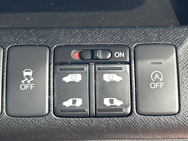 【両側パワースライドドア】スマートキーや運転席のスイッチで後席両側スライドドアの開閉が可能♪電動だから力を入れてドアを開ける必要が無く、小さなお子様でも簡単に開け閉めでき快適です♪