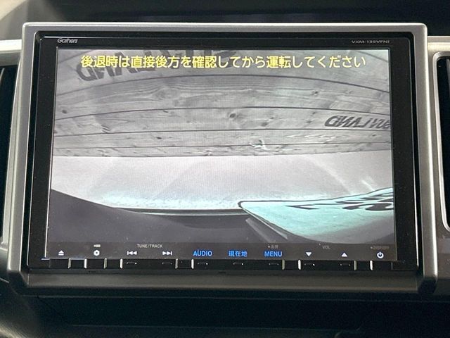 【バックカメラ】駐車時に後方がリアルタイム映像で確認できます。大型商業施設や立体駐車場での駐車時や、夜間のバック時に大活躍！運転スキルに関わらず、今や必須となった装備のひとつです！