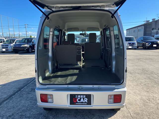 リヤシートを倒せば広い荷室です。