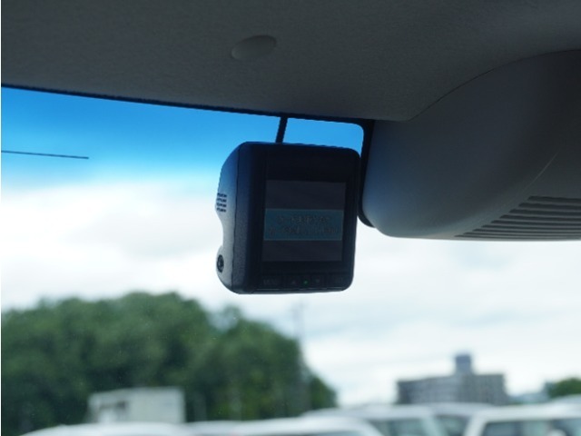 ◆ドライブレコーダー◆映像・音声などを記録する自動車用の装置です。　もしもの事故の際の記録はもちろん、旅行の際の思い出としてドライブの映像を楽しむことができます。