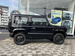 ガラス面を立て、サイドに雪がたまりにくくしたスクエアサイドボディ。