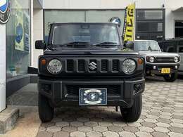 ジムニーらしさの象徴、5スロットグリルと丸型ヘッドランプ＆独立ターンランプ。