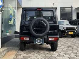 過酷なオフロードでのタフさを感じさせる前後バンパー。