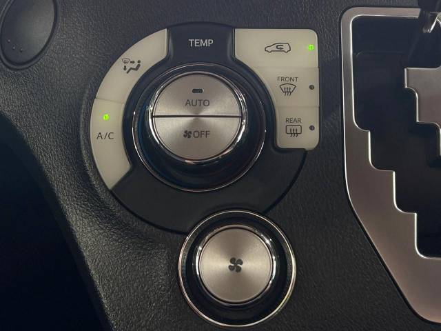 【オートエアコン】一度お好みの温度に設定すれば、車内の温度を検知し風量や温度を自動で調整。暑い…寒い…と何度もスイッチ操作をする必要はありません。快適な車内空間には必須の機能ですね♪