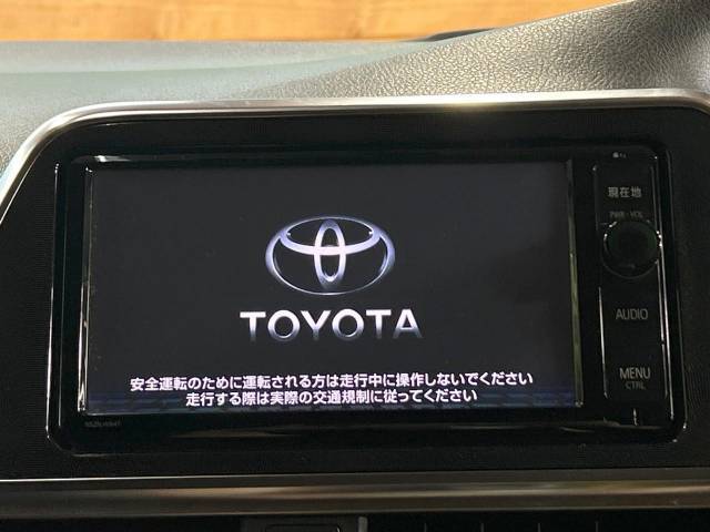 【純正ナビ】人気の純正ナビを装備しております。ナビの使いやすさはもちろん、オーディオ機能も充実！キャンプや旅行はもちろん、通勤や買い物など普段のドライブも楽しくなるはず♪