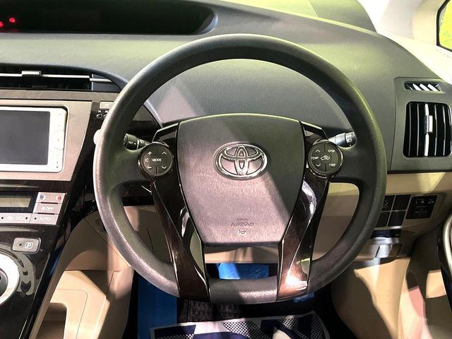 インテリアに合わせたデザインのステアリングは、運転される方のことも考え、運転しやすい形状、大きさです。是非一度、実際に触ってお確かめください。