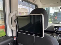 【後席モニター（フリップダウンモニター）】後部座席からも、DVDや映画・ライブ映像など様々な動画が楽しめドライブが退屈しません！※機種によって接続できる映像が異なります。