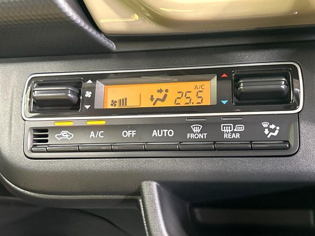 【オートエアコン】一度お好みの温度に設定すれば、車内の温度を検知し風量や温度を自動で調整。暑い…寒い…と何度もスイッチ操作をする必要はありません。快適な車内空間には必須の機能ですね♪