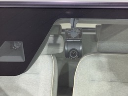 ドライブレコーダー付きで、万が一の場合でも安心です。