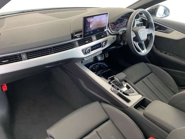 Audiデザインの特徴であるシングルフレームグリルが存在感を主張します。
