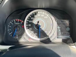 メーターパネルはタコメーター付きのスポーティーなデザインを採用！