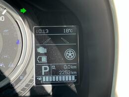 液晶ディスプレイ部には時間や外気温計、エコフロー、シフトレバー位置、燃料残量計、走行距離などを表示！