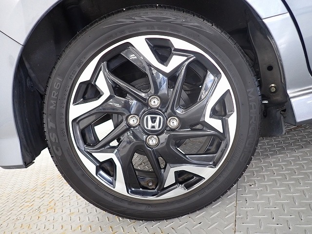 アルミホイールはホンダ純正なので安心！しかも車のデザインにもマッチしています。