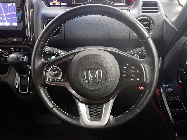ハンドル左側にはオーディオ操作が出来るオーディオリモートコントロールスイッチ、右側にはHonda SENSINGとオートクルーズコントロールのスイッチを装備！